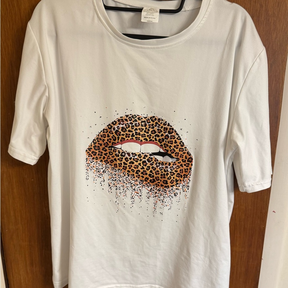 Ladies short sleeve tee w/animal print lip design, excellent used condition